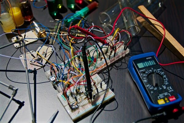 electronics DIY experiment testing scene