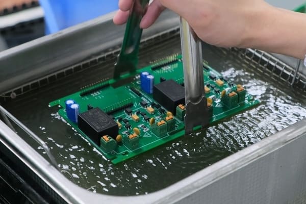 Ultrasonic cleaning of FR?4 PCBA circuit board to clean solder flux residue in PCBA manufacturing workshop