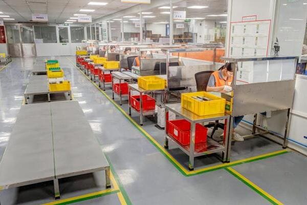 PCBgogo manually inspects PCB quality